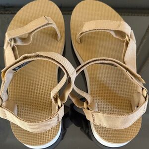 Teva tan Strappy Sandals. Universal Flatform. Sz 10. New, no box. Style FU1022d.
